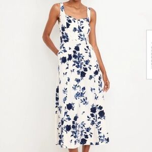 Old Navy Floral Blue and White Women's Midi Dress with pockets